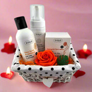 Cesta de Regalo Cosméticos Piel Sensible - Edición Especial San Valentín | Set de Cuidado Facial con Caléndula | Regalo Perfecto para novia - novio - pareja - aniversario - amor - día especial - cumpleaños - amigo invisible - mamá - papá - amiga - hermana - hermano | Comprar online - en línea - cerca de mí - entrega a domicilio - envío gratis Canarias | Tienda Online Regalos Islas Canarias - Tenerife Sur - Norte - Santa Cruz de Tenerife - Las Palmas de Gran Canaria - La Gomera - La Palma - Gran Canaria