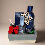 Cesta de regalo para hombre con cosmética natural: incluye gel de ducha, fluido facial y perfume Refan Men Perfection. Presentado en un elegante fondo de madera clara o mármol beige con iluminación suave. Regalo ideal para cumpleaños, Día del Padre, San Valentín, Navidad y Reyes. Disponible con envío a domicilio en Islas Canarias: Tenerife, Gran Canaria, Lanzarote, Fuerteventura, La Palma, El Hierro, La Gomera
